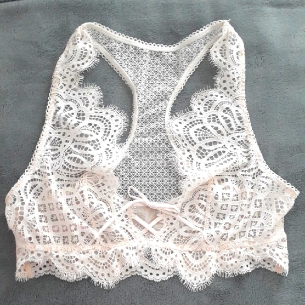 VS Dream Angels Coconut White Lace Bralette  Size Medium.  NWOT